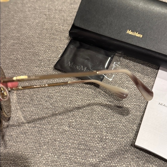 MaxMara pilot sunglasses with gold aviator frame. Case & cleaning cloth. main image 4